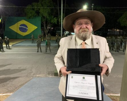 Barbudo é homenageado com diploma “Amigo da Brigada”