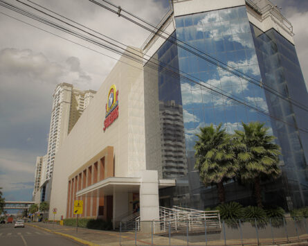 Shrek e o Gato de Botas estarão no Shopping 3 Américas neste sábado