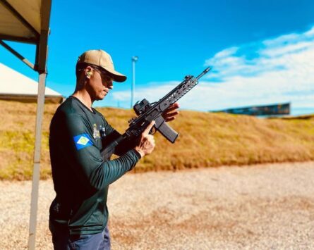 Coronel Assis visita clube de tiro e defende “quebra de tabu” sobre armamento civil