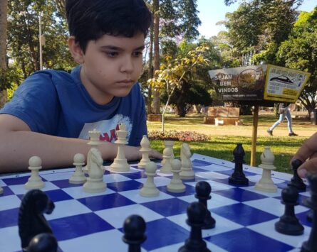 Conheça Carlos Filho, o garoto que criou um projeto social de xadrez aos 7 anos