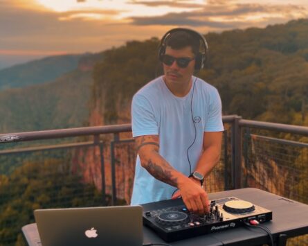 DJ e produtor de vídeo criam projeto para fomentar a música eletrônica e o turismo