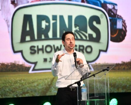 O Brasil só continua crescendo porque o agro continua trabalhando”, defende Luís Nogueira na 1ª Arinos Show Agro
