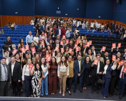 CAA/MT acolhe novos profissionais durante entrega de carteiras da advocacia